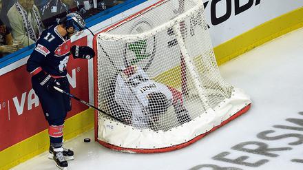 Schweden im Netz? Nein - der Kanadier Jamie MacQueen (Eisbären) sorgt sich um den US-Amerikaner Bill Sweatt (Lulea). 