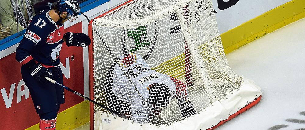 Schweden im Netz? Nein - der Kanadier Jamie MacQueen (Eisbären) sorgt sich um den US-Amerikaner Bill Sweatt (Lulea). 