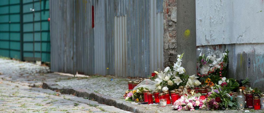 An dieser Stelle wurde am 26. August ein Mitglied der Rockergruppe Guerilla Nation von bislang unbekannten Tätern erschossen.