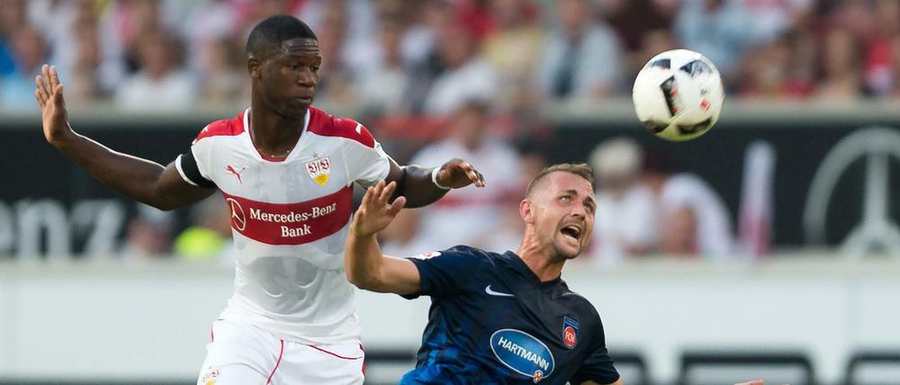 Auch Stuttgarts Nachwuchshoffnung Stephen Sama (l) konnte die Niederlage gegen Heidenheim nicht verhindern.