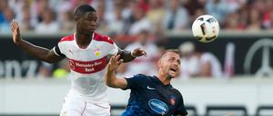 Auch Stuttgarts Nachwuchshoffnung Stephen Sama (l) konnte die Niederlage gegen Heidenheim nicht verhindern.