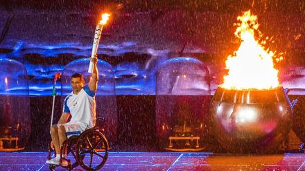 Clodoaldo Silva entzündet das paralympische Feuer.