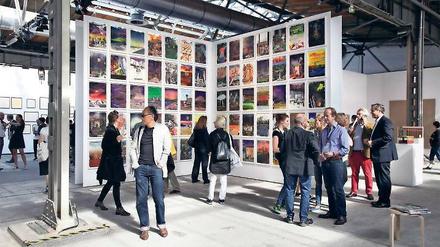Bilder, Bilder, Bilder. Blick in die abc-Ausstellungshalle 2015, hier eine Installation von Marius Bercea bei der Galerie Blain Southern.
