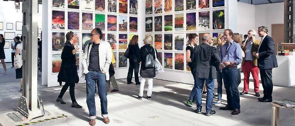 Bilder, Bilder, Bilder. Blick in die abc-Ausstellungshalle 2015, hier eine Installation von Marius Bercea bei der Galerie Blain Southern.