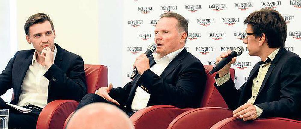 Fabian Leber (l.) und Robert Ide (r.) mit Georg Pazderski (m.)