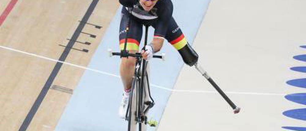 Während der Qualifikation im Velodrom klickte auf einmal die Beinprothese von Erich Winkler aus der Pedale.