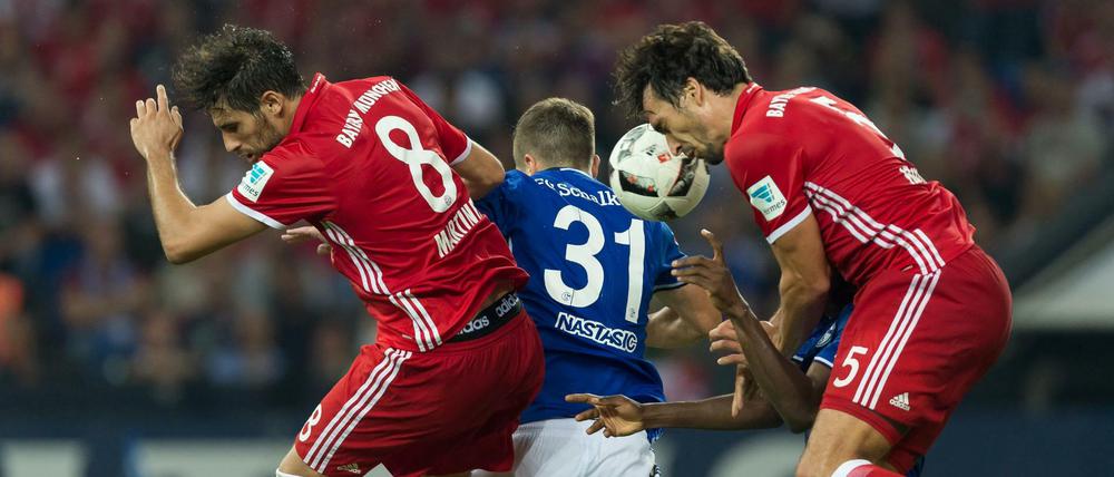 Synchron im Luftkampf: Bayerns Verteidiger Martinez (li.) und Hummels im Zweikampf mit Nastasic (m.).