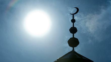Der Halbmond auf dem Minarett der Abubakr-Moschee in Frankfurt am Main.