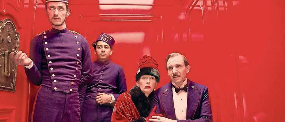 Herz und eine Seele: die steinreiche Madame D. (Tilda Swinton), Concierge Gustave H. (Ralph Fiennes, r.), Igor (Paul Schlase, l.) und Lobby-Boy Zero (Tony Revolori) in „Grand Budapest Hotel“.