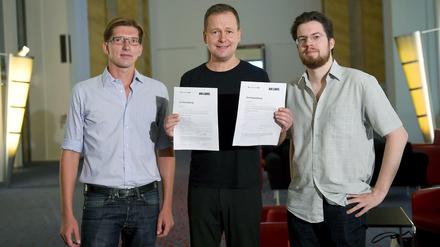 Schwarz auf weiß: Linken-Landesvorsitzender Klaus Lederer (mitte) mit Martin Delius (l.) und Simon Weiß. 