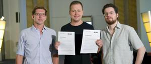 Schwarz auf weiß: Linken-Landesvorsitzender Klaus Lederer (mitte) mit Martin Delius (l.) und Simon Weiß. 
