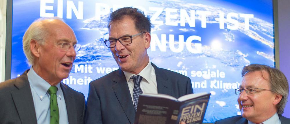 Bundesentwicklungsminister Gerd Müller (M, CSU) und die Autoren des neuen Berichts an den Club of Rome «Ein Prozent ist genug» Jorgen Randers (l) und Graeme Maxton (r)