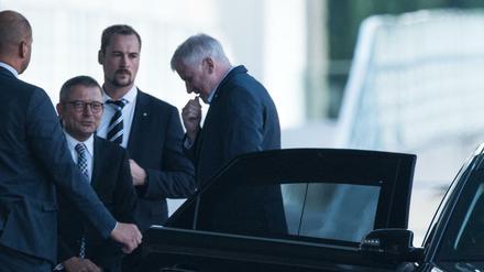 Der CSU-Parteivorsitzende Horst Seehofer (r) kommt am 11.09.2016 am Kanzleramt in Berlin vor dem Spitzentreffen der Koaliton an. 