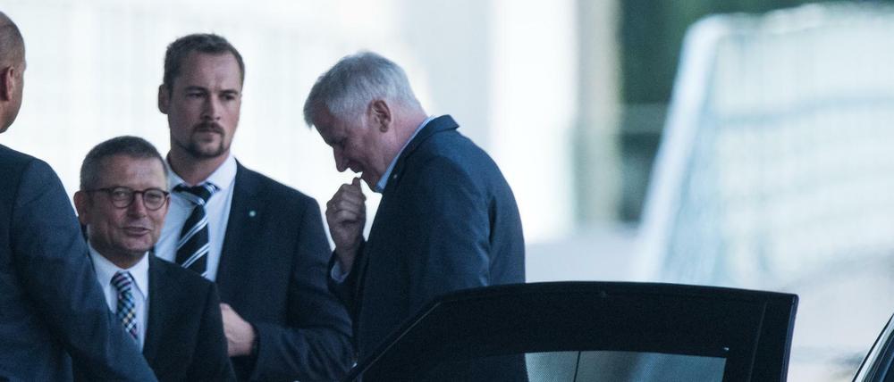 Der CSU-Parteivorsitzende Horst Seehofer (r) kommt am 11.09.2016 am Kanzleramt in Berlin vor dem Spitzentreffen der Koaliton an.