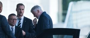 Der CSU-Parteivorsitzende Horst Seehofer (r) kommt am 11.09.2016 am Kanzleramt in Berlin vor dem Spitzentreffen der Koaliton an. 