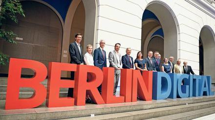 Ein gemeinsames Ziel. So einig, wie sich die Berliner Wissenschaft und Wissenschaftspolitik hier zeigt, will sie auch den Antrag für die nächste Exzellenz-Initiative verfassen. Das Einstein-Zentrum für digitale Zukunft soll dabei ein wichtiger Bestandteil sein. Der künftige Leiter der Einrichtung ist Odej Kao (ganz links).