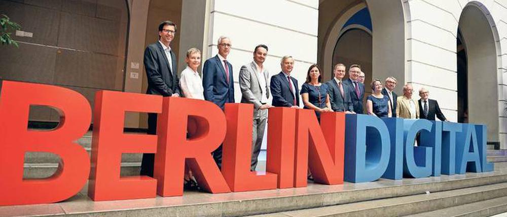 Ein gemeinsames Ziel. So einig, wie sich die Berliner Wissenschaft und Wissenschaftspolitik hier zeigt, will sie auch den Antrag für die nächste Exzellenz-Initiative verfassen. Das Einstein-Zentrum für digitale Zukunft soll dabei ein wichtiger Bestandteil sein. Der künftige Leiter der Einrichtung ist Odej Kao (ganz links).