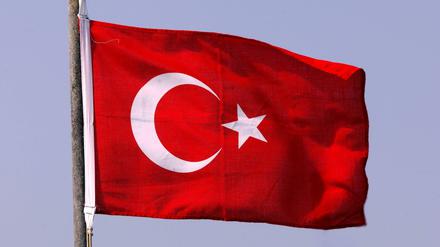 Türkische Nationalfahne weht im Wind.