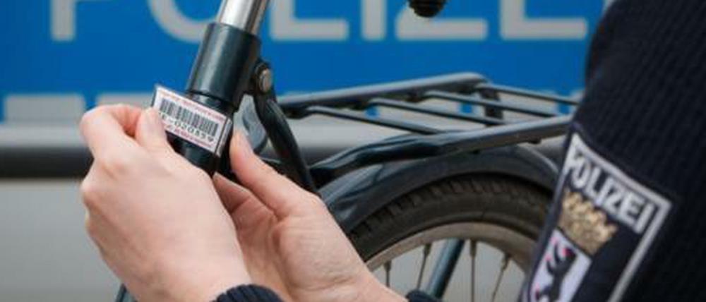 Der Aufkleber soll laut Polizei schwer ablösbar sein.