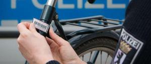 Der Aufkleber soll laut Polizei schwer ablösbar sein. 