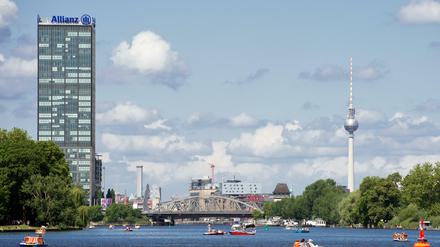 Die Treptowers der Allianz an der Spree in Treptow.