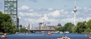 Die Treptowers der Allianz an der Spree in Treptow.