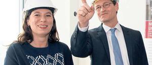 „Viel Rückhalt vom Senat“. Für ihre Schulpolitik musste Sandra Scheeres so manche Kritik einstecken. Große hochschulpolitische Versäumnisse muss sie sich aber nicht vorwerfen lassen. Das Foto zeigt Scheeres mit Michael Müller an der Charité. 