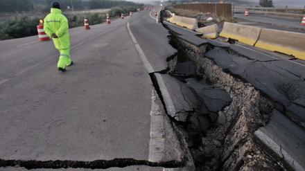 Deutliche Spur. Dieser Bruch entstand beim Beben von Maule (Chile) im Februar 2010. Es hatte eine Magnitude von 8,8. 