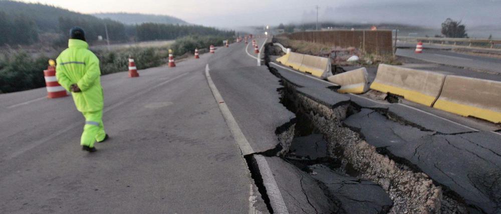 Deutliche Spur. Dieser Bruch entstand beim Beben von Maule (Chile) im Februar 2010. Es hatte eine Magnitude von 8,8.