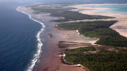 Dem Untergang geweiht. Die paradiesischen Inseln von Kiribati wird es wohl bald nicht mehr geben. Die höchste Stelle der 33 Atolle im Pazifik liegt gerade mal drei Meter über dem Meeresspiegel - und der steigt.  