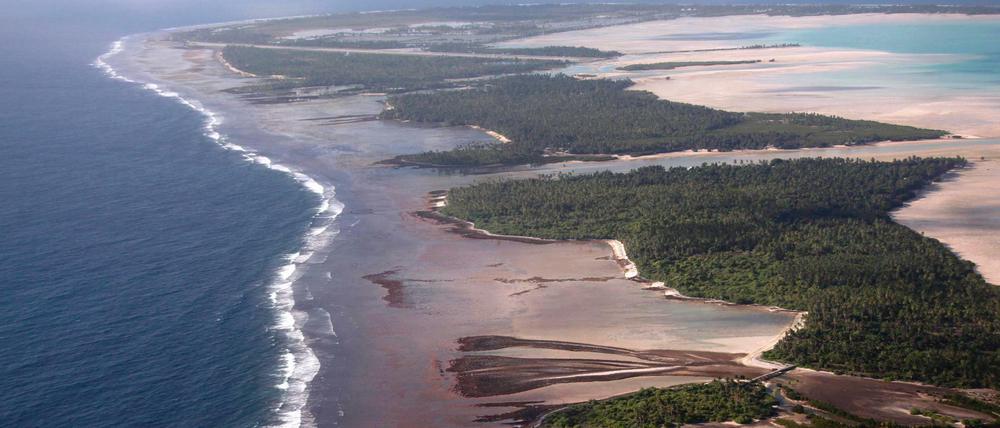Dem Untergang geweiht. Die paradiesischen Inseln von Kiribati wird es wohl bald nicht mehr geben. Die höchste Stelle der 33 Atolle im Pazifik liegt gerade mal drei Meter über dem Meeresspiegel - und der steigt.