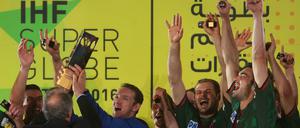 Kleiner Pokal, große Freude. Die Füchse Berlin mit der Klub-WM-Trophäe.