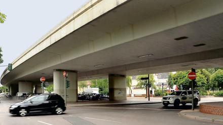 Blick auf die Autobahnbrücke am Breitenbachplatz.