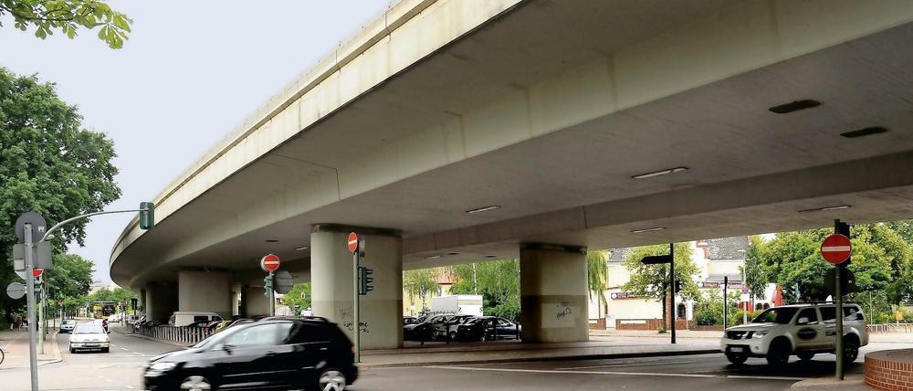 Blick auf die Autobahnbrücke am Breitenbachplatz.