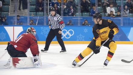 Schläger, spitze, eins, zwei, drei. Frank Mauer überwindet im olympischen Halbfinale 2018 Kanadas Torwart Kevin Poulin. Der spielte damals bei den Eisbären, jetzt wird Mauer ein Berliner.