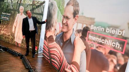 Berlins Regierender Bürgermeister Michael Müller (SPD)  vor Wahlplakaten für die Abgeordnetenhauswahl am 18. September.