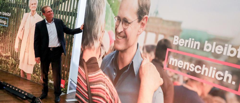 Berlins Regierender Bürgermeister Michael Müller (SPD) vor Wahlplakaten für die Abgeordnetenhauswahl am 18. September.