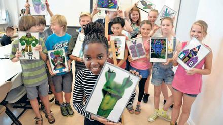 Alle mal herschauen. Schülerinnen und Schüler der Pankower Trelleborg-Schule mit ihren Werken.