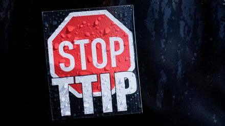 Ein Aufkleber bei einer Anti-TTIP-Demonstration in Hannover. 