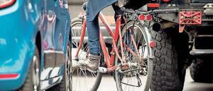 Schlangenlinien. Wo Radwege fehlen oder nicht frei sind, müssen Radler oft riskant ausweichen.