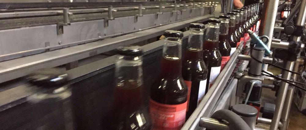 In Flaschen wird der kalte Kaffee von Koldbrew abgefüllt, nachdem das Koffein aus den Bohnen 24 Stunden kalt extrahiert worden ist.