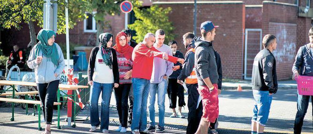 Etwa 50 Wachdienst-Mitarbeiter sind an der Kaserne im Einsatz, sagt der Heimbetreiber.