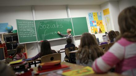 Schüler und Lehrerin im Unterricht. 