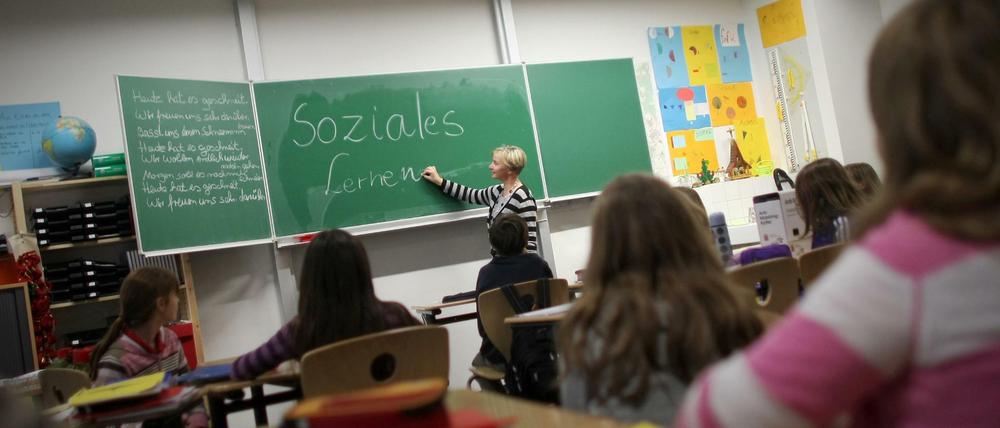 Schüler und Lehrerin im Unterricht.