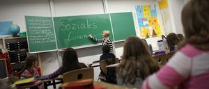 Schüler und Lehrerin im Unterricht. 