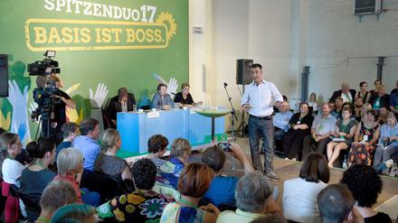 In Hufeisenform sitzen die Mitglieder des Länderrates der Partei um Parteichef Cem Özdemir bei seiner Rede. 
