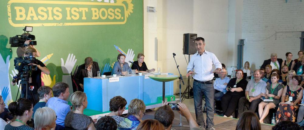 In Hufeisenform sitzen die Mitglieder des Länderrates der Partei um Parteichef Cem Özdemir bei seiner Rede.