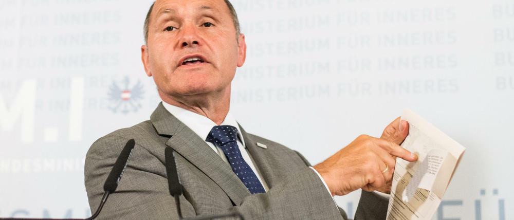 Österreichs Innenminister Wolfgang Sobotka erklärt die Verschiebung der Wahl.