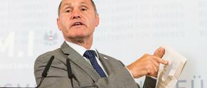 Österreichs Innenminister Wolfgang Sobotka erklärt die Verschiebung der Wahl.