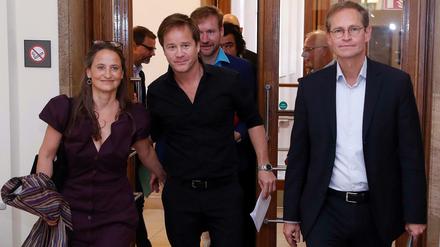 Sasha Waltz, Johannes Oehmann, Kulturstaatssekretär Tim Renner und Berlins Regierender Bürgermeister Michael Müller im Roten Rathaus.